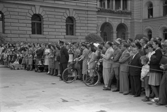 Crowd waiting for general Guisan, Berne 1945.