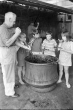 Kirschmueset in Wimmis 1970; Children try the pulp.