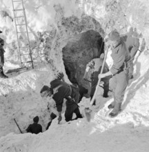 Avalanche: search party, shovels, Airolo 1951.