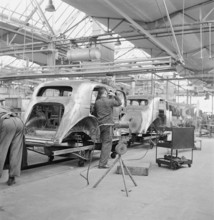 Coachwork; assembly line; assembly hangar; General Motors 1946.