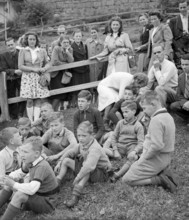 Visitors and children in the children's home Rigisunne.