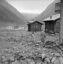 Tasch; women looking at their village devastated by flood; 1957.