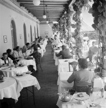 Bad Schinznach, around 1950: People having dinner.