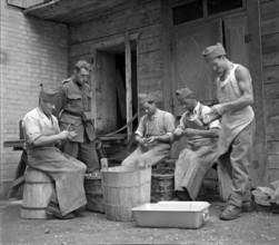 Expatriated Swiss soldiers peeling carrots, Pfaffikon 1939.