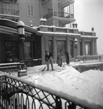 Davos: Clearing snow in front of the Hotel Belvedere; 1949.