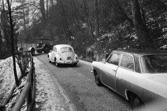 Roadblock against paparazzi on nobility pursuit, 1965.