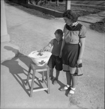Relief action Red Cross: Boy donates for children, Steffisburg 1946.