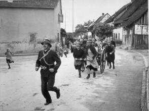 Women of the auxillary fire brigade with hose cart, 1941.