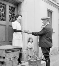 Woman receives the widow bread, La Tour de Peilz 1941.