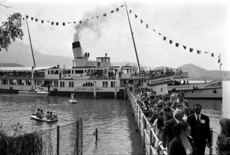 Amidro; Giornata dei bambini italiani; Children leaving steam boat 1971.