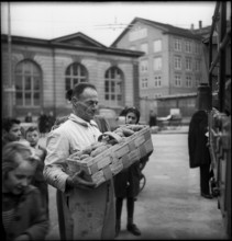 WW 2: Zurich workers donate for war victims in Lyon (France), 1944.