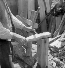 Munster VS: tubber making wooden barrel; 1941.