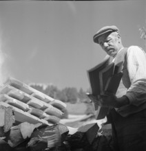 Munster VS: tubber making wooden barrel; 1941.