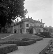 Geneva: Villa Le Reposoir and park; 1955.
