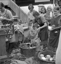 Women weighing remnants, 1940.