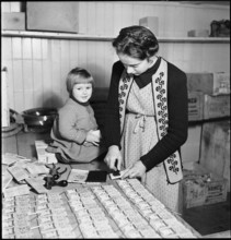 Producing mousetraps, 1945.