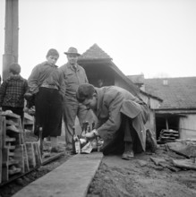 Road lesson in building Molotow-Cocktails, Berne 1956.
