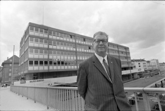 Georges Duplain in front of SDA headquarters, 1971.