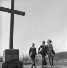 Illens FR: young people on their way to school; 1952.