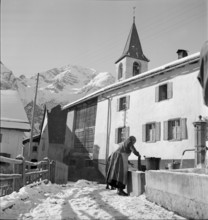 Latsch GR: washday, woman washing at fountain; 1939.