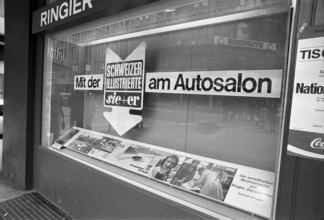 Shop window Ringier publisher: with Schweizer Illustrierte/sie+er at the car show, 1973.