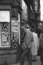Kiosk and shop window Ringier publisher at the Bahnhofstrasse, 1966.