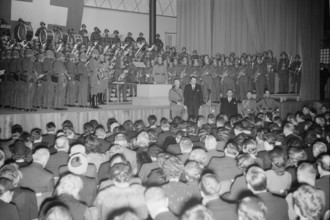 General Guisan visits concert in the Kongresshaus; 1940.