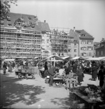 WW 2: bomb airdrop, dropping; market place, rebuilding, Schaffhausen 1944.