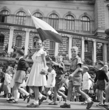 Fete du Bois in Lausanne 1954; Procession of the school children.