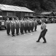 Female soldiers drilling, Kreuzlingen 1953.