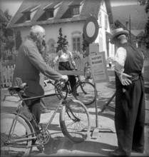 Men in front of foot-and-mouth disease warning sign, 1946.