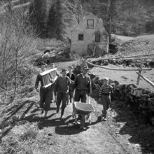 Under the instructions of village pastor Jakob Schiltknecht (front).