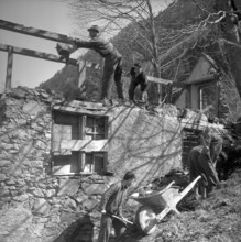 Under the instructions of village pastor Jakob Schiltknecht (left).