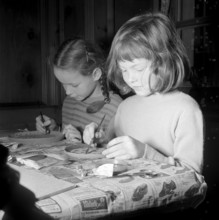 Children making Christmas presents at Lavaterhaus, Zurich 1957.
