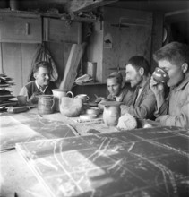 Frutigen, Production of slates; workers have a break; 1946.