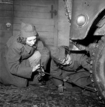 Women soldiers with jack at Jeep, Lucerne 1950.