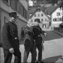 Murder trial, policemen escorting Hans Vollenweider to the court, 1940.