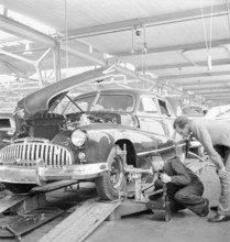 Factory worker; assembling; wheel; assembly hangar; General Motors 1946.