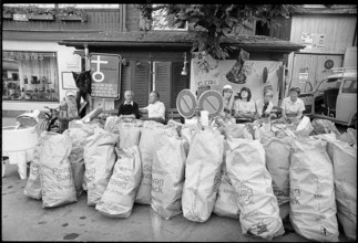 Scouts collecting rubbish, 1971.