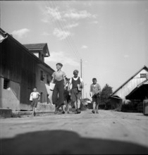 Pupils distributing the local paper Echo vom Maiengrun, 1954.