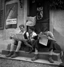Pupils reading the local paper Echo vom Maiengrun in front of Moser printers, 1954.