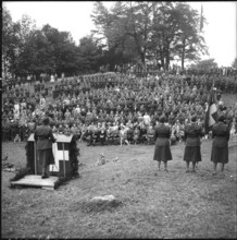 Weitzel, chief of women's military service speaking, Rutli 1960.