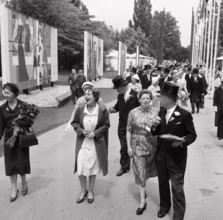 Holenstein (r), president of the Federal Council, at the opening of the SAFFA fair 1958.