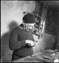 Swiss donation: producing badges, 1942.