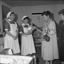 SAFFA fair 1958: the millionth visitor receives a book.