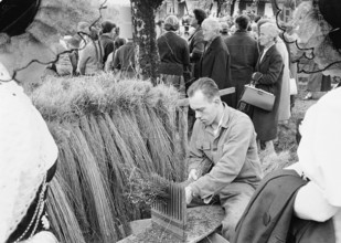 Braechete, public demonstration of handicraft in Zaeziwil, 1965.