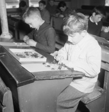 Production of badge, ensign of the Pestalozzi village, Uster 1949.