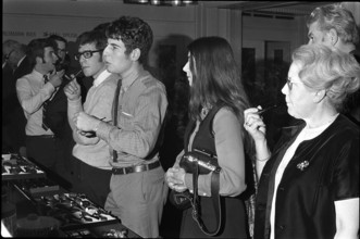 Pipe smokers in front of pipe stall 1969.