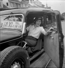 Female Taxi Driver, Zug 1945.