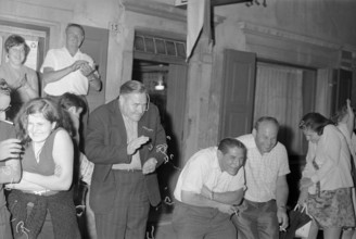 Spiel ohne Grenzen in Arth-Goldau; Spaghetti attack against spectators 1969.